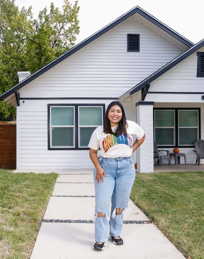 Carolina Falcón outside her Oak Cliff home.(Liesbeth Powers / Staff Photographer)